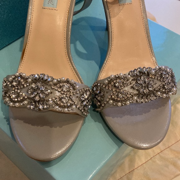 ❤️- NIB! New Listing! BETSY JOHNSON Juno Strappy Sanadal Silver 8.5 - Picture 4 of 16